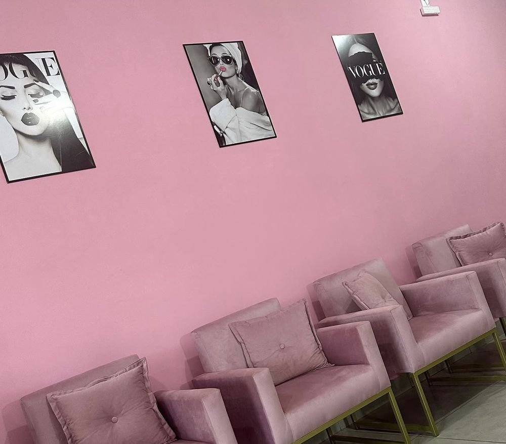 Poltronas de veludo rosa com pés dourados