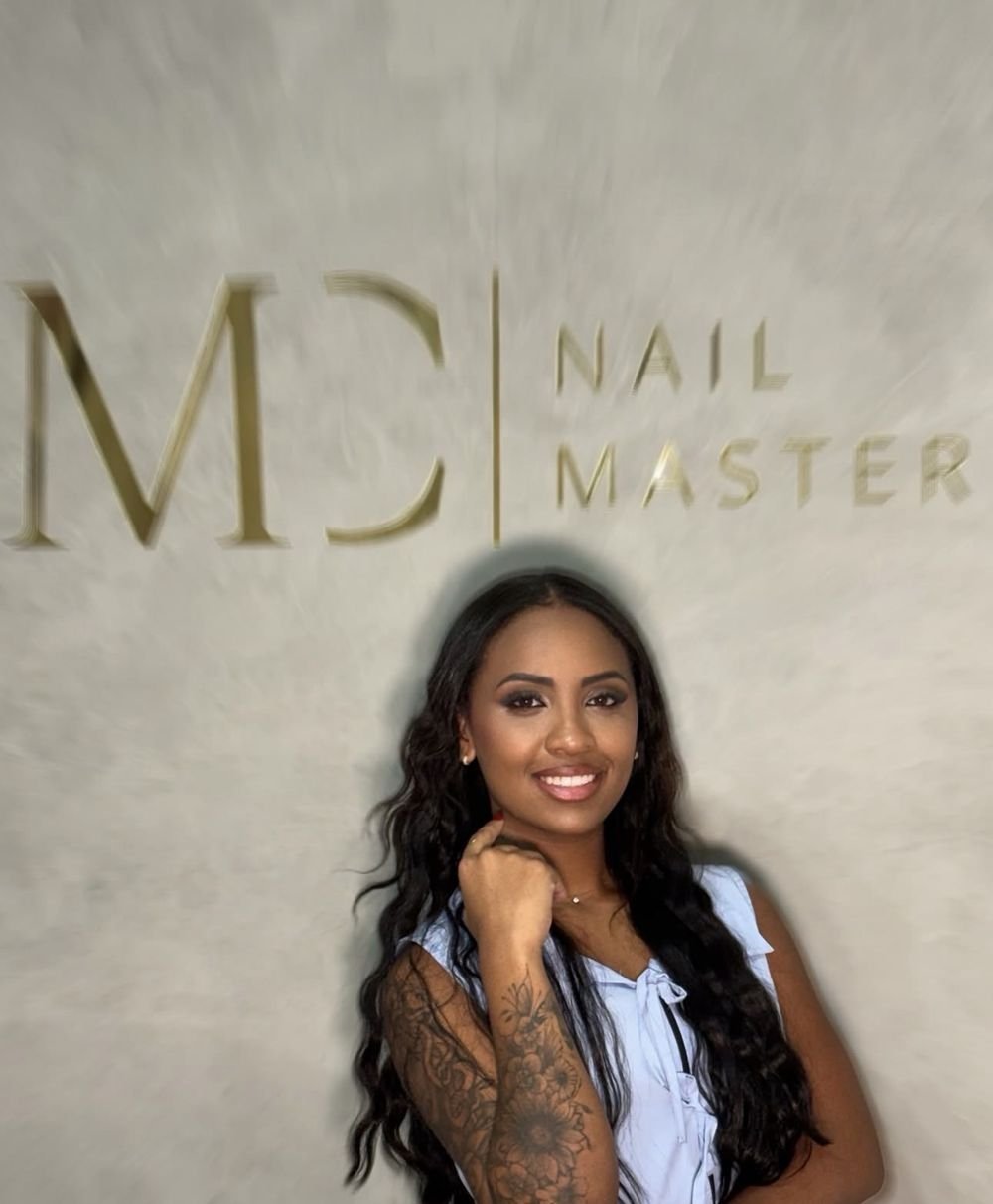 Maria Clara em frente ao logo MC Nail Master